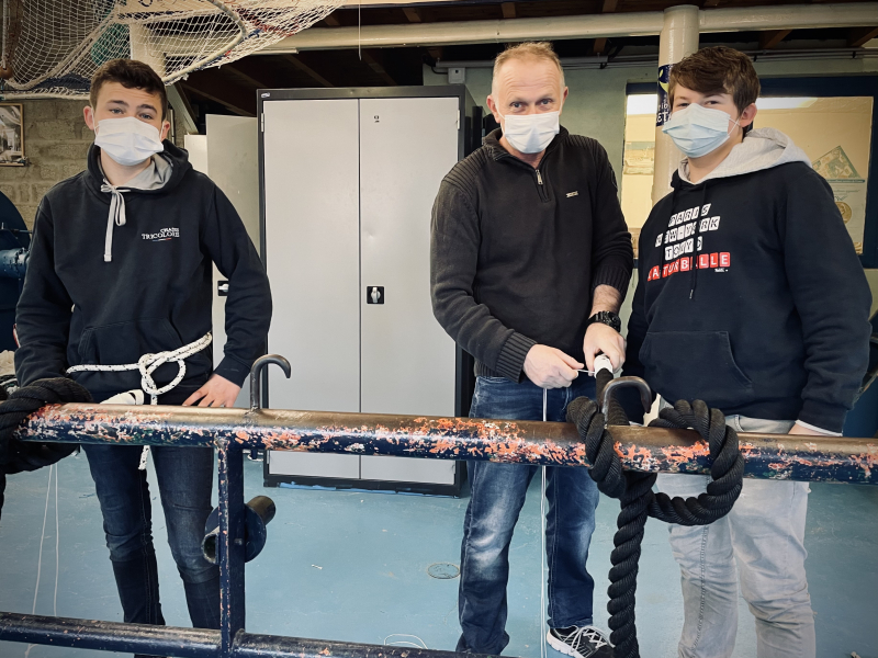 Les futurs matelots réparent le matériel du lycée voisin