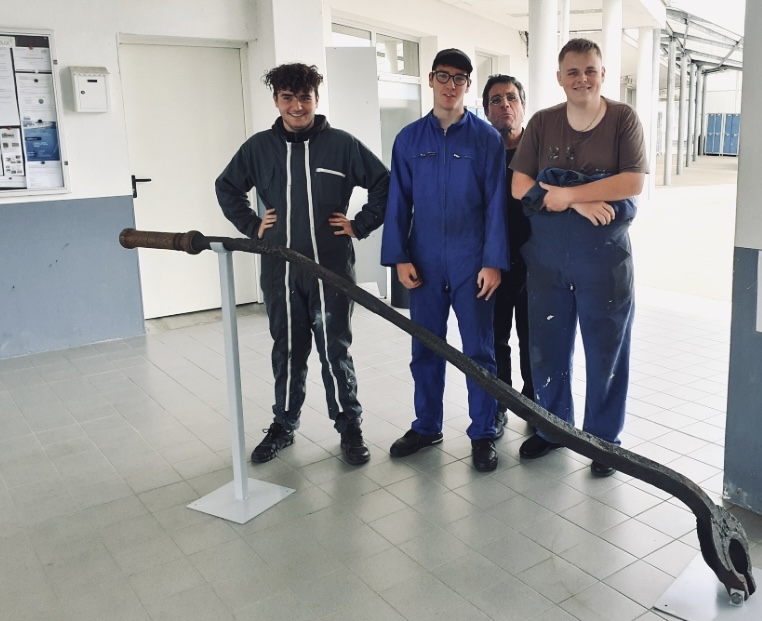 Les lycéens travaillent en atelier pour le Musée des Thoniers