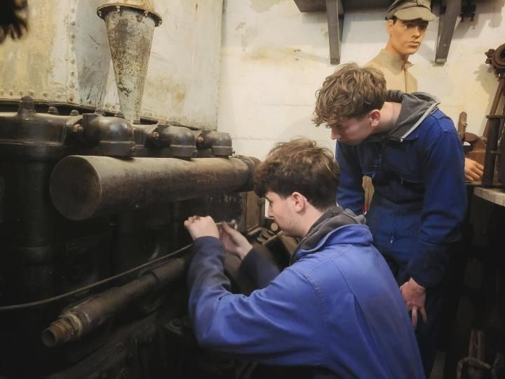 Intervention des élèves de 1ère NPM sur une groupe électrogène JUNKER années 1930