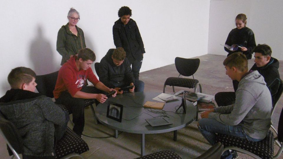 Les futurs matelots visitent l'exposition 'Lieu de Réflexion ' de Prisca Cosnier à Auray