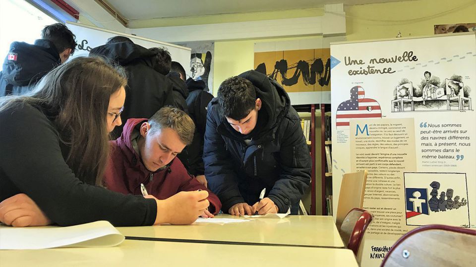 « Tous migrants » : le dessin de presse s’invite au lycée maritime